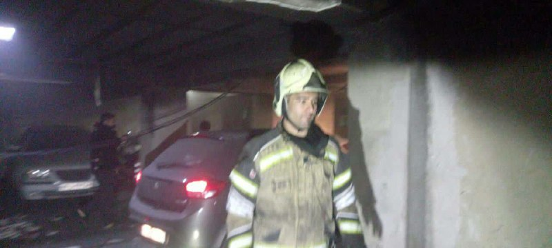 آتشسوزی یک مجتمع مسکونی در محله نعمتآباد/ نجات همسایگان محبوس در ساختمان