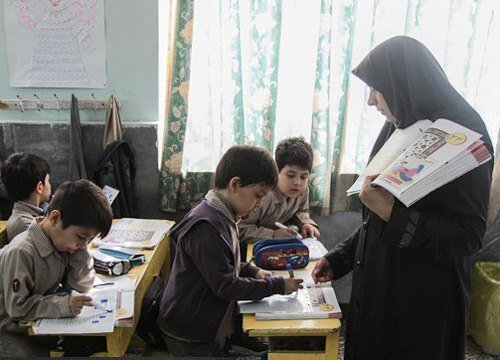 بار سنگین درسها بر دوش دانشآموزان و معلمان بار سنگین درسها بر دوش دانشآموزان و معلمان