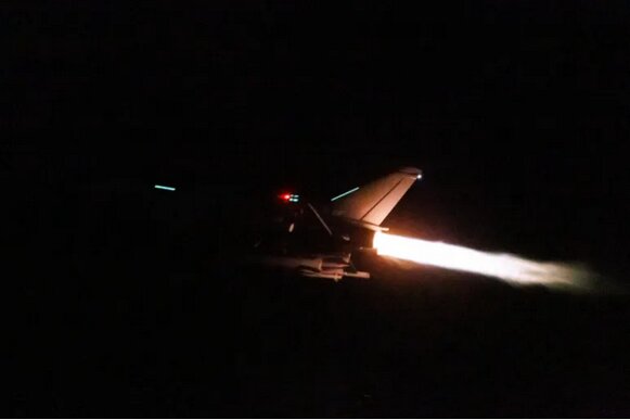 جنگنده انگلیسی که از پایگاهی هوایی در قبرس برای حملات هوایی به یمن به پرواز درآمد حملات هوایی جدید آمریکا و انگلیس به استانهای صنعا و عمران در یمن