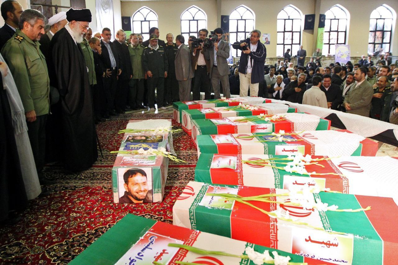 عکس/ حضور رهبر انقلاب در مراسم تشییع پیکر شهدای جهاد خودکفایی سپاه پاسداران