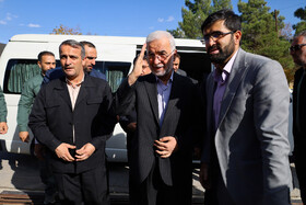 اسکندر مومنی، وزیر کشور هنگام ورود به فرودگاه شهرکرد