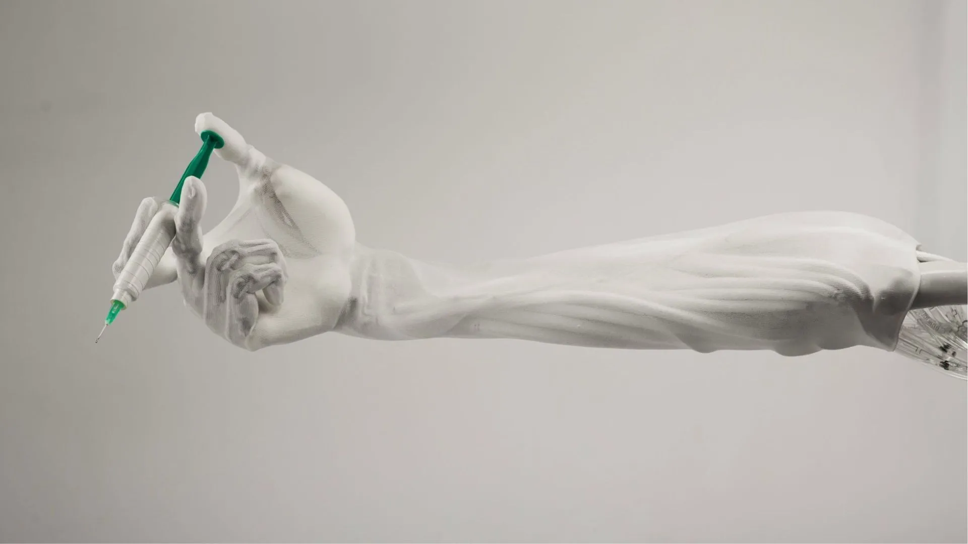 رونمایی از یک ربات انساننمای «ترسناک» که با آب کار میکند!