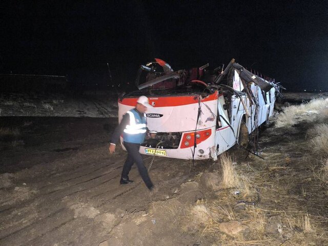 عکس آرشیوی است ۲۰ مصدوم در حادثه واژگونی اتوبوس در محور میبد به مهریز