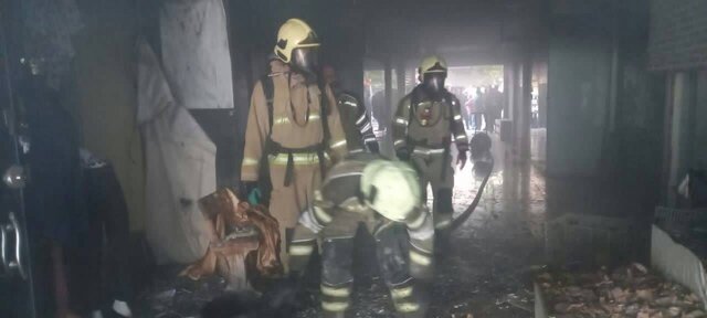 نجات ۳۰ نفر از حریق یک پرندهفروشی در خلازیر