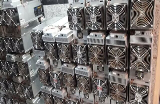 عکس تزئینی است قطعات ۱۰ دستگاه ماینر در ماکو ضبط شد