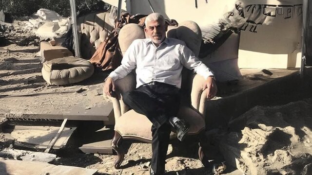 سنوار روی مبلِ دفترِ ویرانشدهاش نشسته است، ۶ خرداد ۱۴۰۰ یحیی سنوار: افسر اطلاعاتی حماس یا رهبر مردمی مقاومت؟