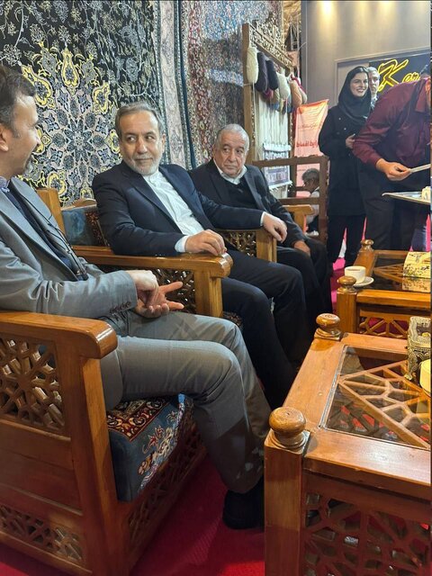 بازدید عراقچی از نمایشگاه بینالمللی فرش دستباف تهران