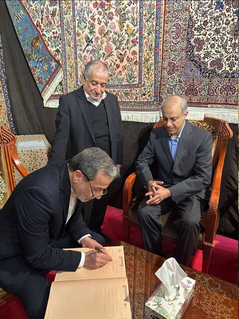 بازدید عراقچی از نمایشگاه بینالمللی فرش دستباف تهران بازدید عراقچی از نمایشگاه بینالمللی فرش دستباف تهران