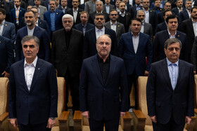 از راست- عبدالناصر همتی، وزیر اقتصاد، محمدباقر قالیباف، رئیس مجلس شورای اسلامی و محمدرضا فرزین، رئیس کل بانک مرکزی در همایش تامین مالی تولید، از بنگاهداری به بنگاهسازی