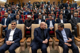 از راست- عبدالناصر همتی، وزیر اقتصاد، محمدباقر قالیباف، رئیس مجلس شورای اسلامی و محمدرضا فرزین، رئیس کل بانک مرکزی در همایش تامین مالی تولید، از بنگاهداری به بنگاهسازی