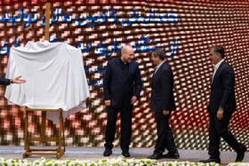 محمدرضا فرزین، رئیس کل بانک مرکزی، عبدالناصر همتی، وزیر اقتصاد و محمدباقر قالیباف، رئیس مجلس شورای اسلامی در همایش تامین مالی تولید، از بنگاهداری به بنگاهسازی