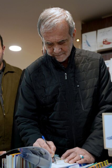 در کتابگردی خانوادگی رئیسجمهور چه گذشت؟