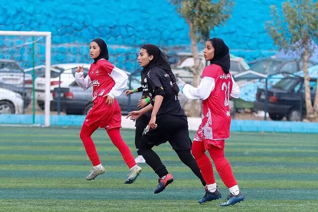 عکس آرشیوی است صعود پرسپولیس و فراایساتیس به لیگ برتر فوتبال بانوان