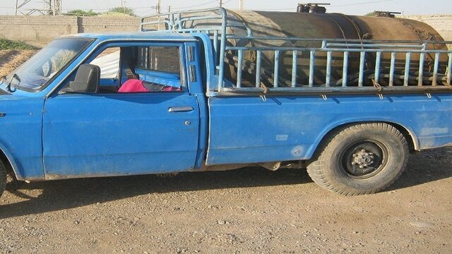 عکس تزئینی ست کشف ۲۳۰۰ لیتر گازوئیل قاچاق از یک نیسان در شاهرود