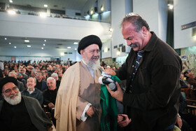 پهلوان محمد محمودی در آیین گلریزان کمک به جبهه مقاومت