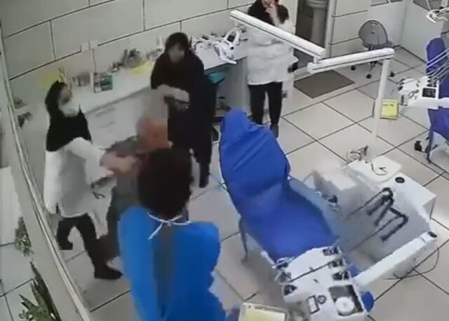 عکس خبر تزئینی است درگیری لفظی بیشترین خشونت علیه پزشکان و کادر درمان همدان