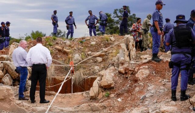 عکس: آسوشیتدپرس پلیس آفریقای جنوبی به دنبال معدنچیان غیرقانونی؛ کارگران در زیر زمین از «گرسنگی» میمیرند