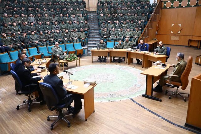 نشست هماندیشی فرمانده کل ارتش با دانشجویان دوره ۳۵ دافوس برگزار شد نشست هماندیشی فرمانده کل ارتش با دانشجویان دوره ۳۵ دافوس برگزار شد