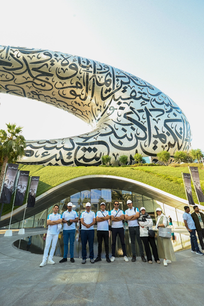 بازدید مشتریان تیگو ۸ پرو پلاگین هیبرید از جاذبههای دبی