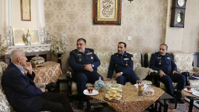 امیر سرتیپ خلبان واحدی با خانواده شهیدان رستمی و مهرآسا دیدار کرد امیر سرتیپ خلبان واحدی با خانواده شهیدان رستمی و مهرآسا دیدار کرد