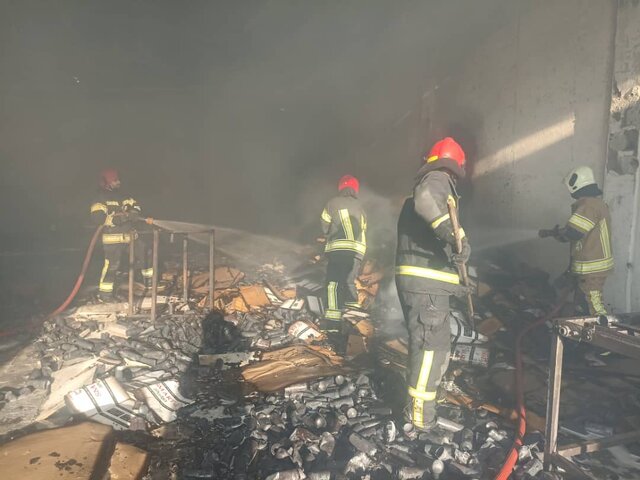 عکس تزئینی است. حریق کارخانه پارچه در شهرک صنعتی صفادشت/ پنج نفر مصدوم شدند