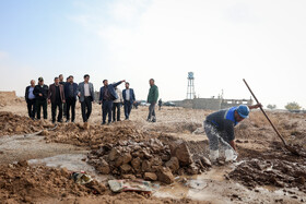 حضور محسن داوری، فرماندار مشهد هنگام برخورد با عاملان انشعابات غیرمجاز آب در روستای کمیزدر - مشهد