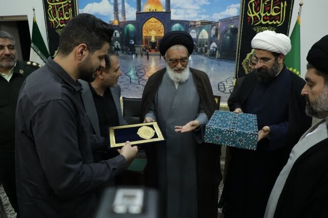 هدیه مقام معظم رهبری به ملیپوش والیبال نشسته قم اهدا شد هدیه مقام معظم رهبری به ملیپوش والیبال نشسته قم اهدا شد