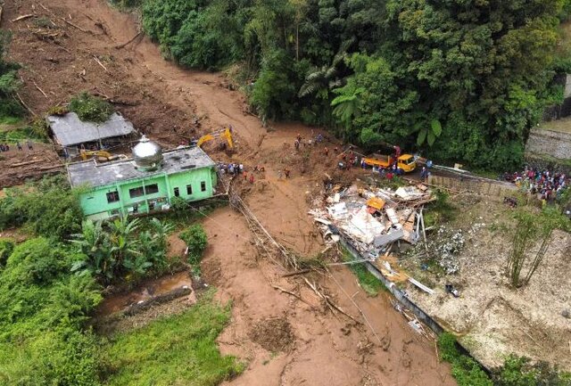 عکس آرشیوی است افزایش شمار تلفات سیل و رانش زمین در اندونزی
