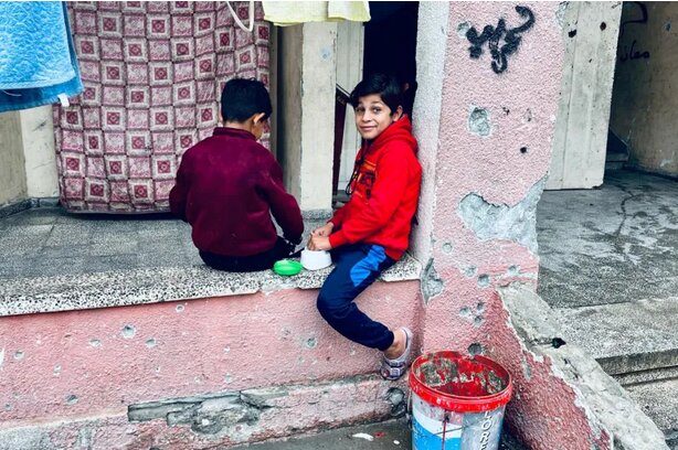 کودکان فلسطینی در پناهگاهی در نوار غزه کودکیای که در کوچههای آوارگی غزه از دست میرود