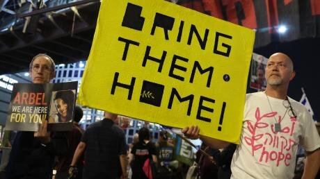 تظاهرات خانوادههای اسرای صهیونیست و درخواست برای بازگرداندن آنها تلاشهای نتانیاهو برای دور زدن توافق تبادل اسرا