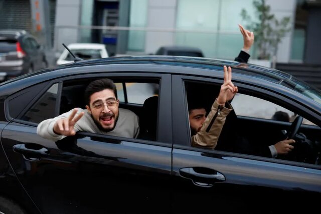 جشن لبنانیها با اجرایی شدن آتشبس/ آمادگی ارتش لبنان برای استقرار در جنوب