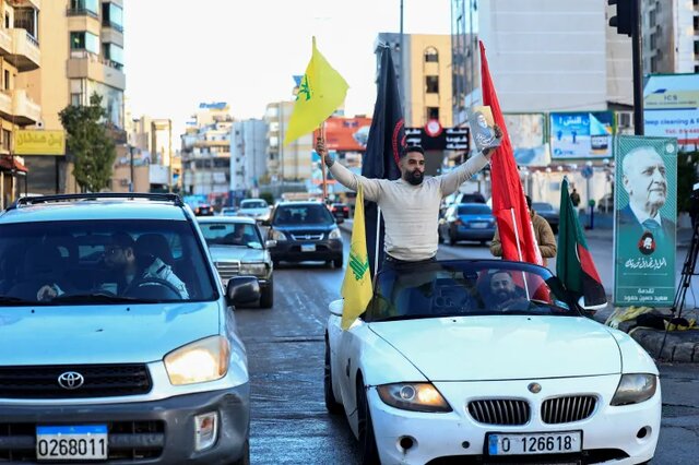 جشن لبنانیها با اجرایی شدن آتشبس/ آمادگی ارتش لبنان برای استقرار در جنوب