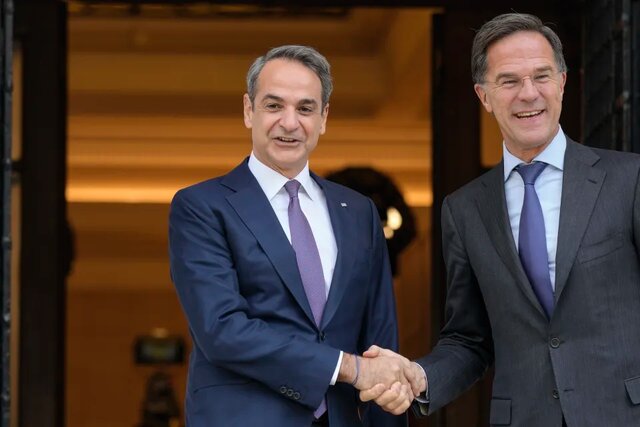 مارک روته (سمت راست) در کنار نخست وزیر یونان دبیرکل ناتو: باید در مسیر پشتیبانی از اوکراین پا را فراتر بگذاریم