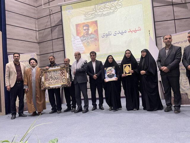 تجلیل از خانواده شهید نقوی در گردهمایی معاونان فرهنگی جهاد دانشگاهی تجلیل از خانواده شهید نقوی در گردهمایی معاونان فرهنگی جهاد دانشگاهی