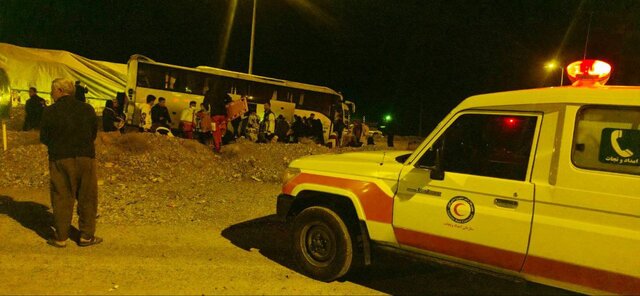 مصدومیت ۲۰ نفر براثر تصادف تریلی و اتوبوس در گرمسار