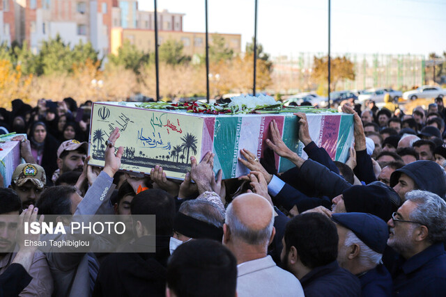 عکس تزئینی است مراسم تشییع ۱۲ شهید گمنام در شیراز برگزار میشود