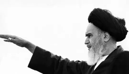 عبور از دروازه تاریخ با درخواست امام خمینی از سربازان برای فرار از پادگانها
