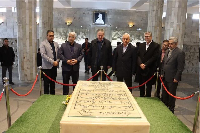بازدید وزیر خارجه تاجیکستان از آرامگاه فردوسی بازدید وزیر خارجه تاجیکستان از آرامگاه فردوسی
