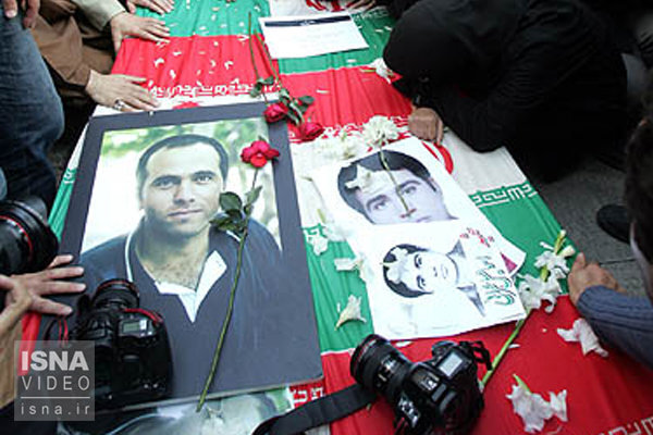 تصویری از مراسم خاکسپاری شهید حسن قریب و اسماعیل عمرانی در سال ۸۴ برای شهدای ایسنا که ۱۹ سال قبل پر کشیدند