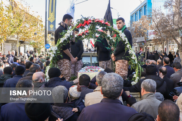 عکس تزئینی است مراسم استقبال از کاروان پیکرهای شهدای دفاع مقدس در دروازه قرآن برگزار میشود