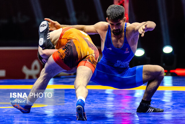 مصاف سیداکوف (قرمز) و یونس امامی آمار روسها مقابل ایرانیها در فینال لیگ کشتی: ۱۴ برد و تنها ۴ باخت!