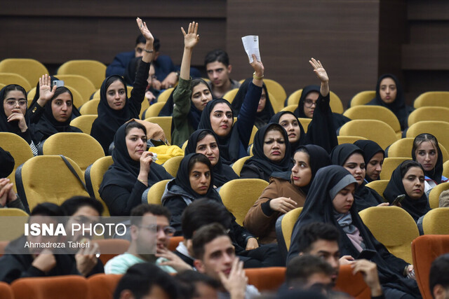 گفتوگوی صریح دانشجویان با استاندار اصفهان