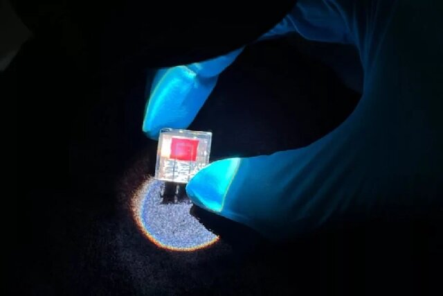 عکس تزیینی است تلاش برای تولید پنلهای خورشیدی نازک که روی لباس نیز قابل استفاده باشند