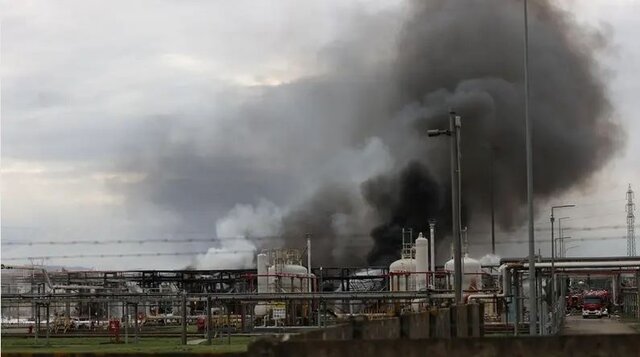 عکس: خبرگزاری فرانسه انفجار شدید در پالایشگاهی در ایتالیا با ۲ کشته و ۹ مصدوم