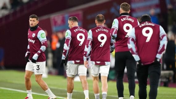 ادای احترام ویژه بازیکنان وستهام به میکائیل آنتونیو ادای احترام ویژه بازیکنان وستهام به میکائیل آنتونیو