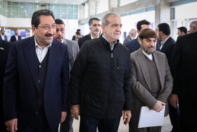 علی آقامحمدی، مسعود پزشکیان رییس جمهور و سید محمد اتابک وزیر صمت در بازدید از نمایشگاه توانمندی های بخش صنعت و معدن