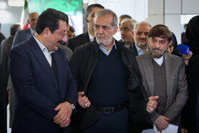 علی آقامحمدی، مسعود پزشکیان رییس جمهور و سید محمد اتابک وزیر صمت در بازدید از نمایشگاه توانمندی های بخش صنعت و معدن