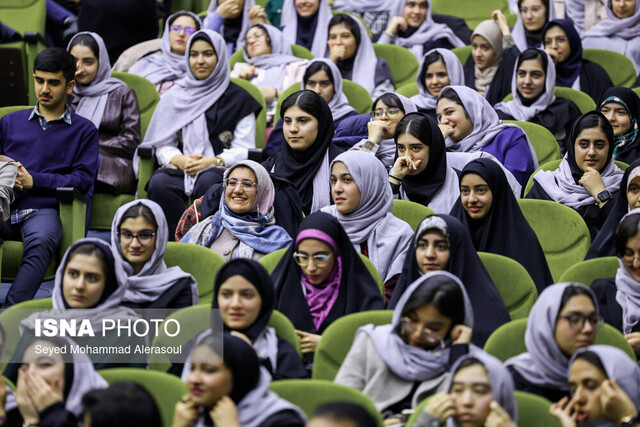 یکی از تهدیداتی که امروز با آن مواجه هستیم بحران‌های مختلف هویتی است