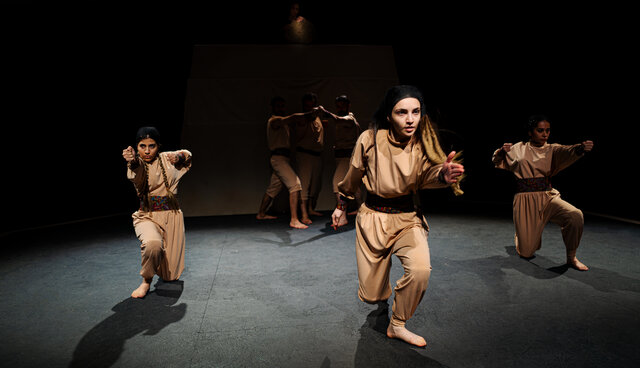 عکس از جواد نصیرپور سودابه و سیاوش، بیحرف و سخن، وسط گود زورخانه