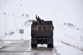 برف‌روبی و یخ‌زدایی از ۴۳۰ کیلومتر از راه‌های استان سمنان/ امدادرسانی به ۱۰ گرفتار در برف